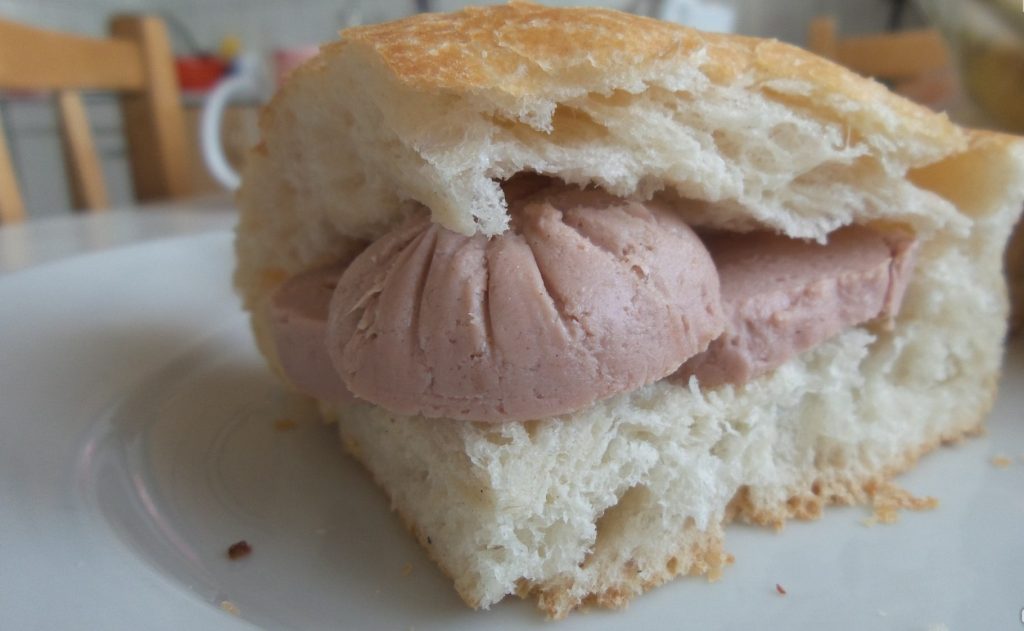 Запорожская область вошла в топ-10 по дороговизне бутербродов с колбасой