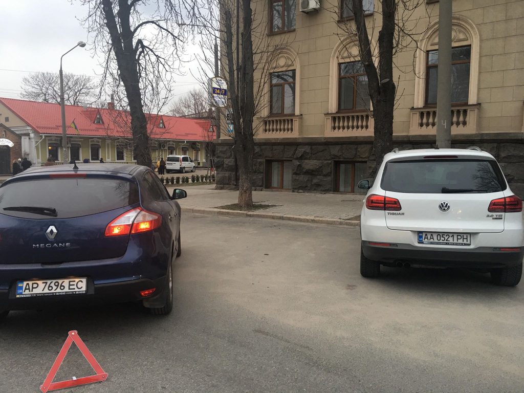 Вместо пострадавшей стала виновной: как запорожанке на парковке повредили авто (ФОТО)