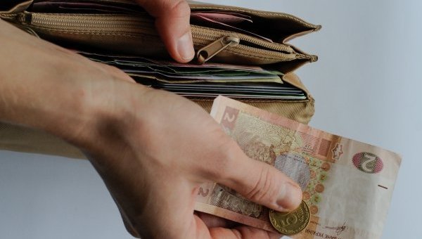 Украинцам задерживают выплаты больничных на 1,6 миллиарда гривен