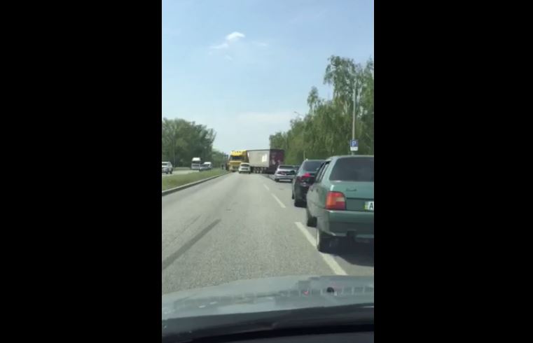 В Запорожье на Набережной случилось ДТП с участием фуры: сейчас на дороге пробка (ВИДЕО)