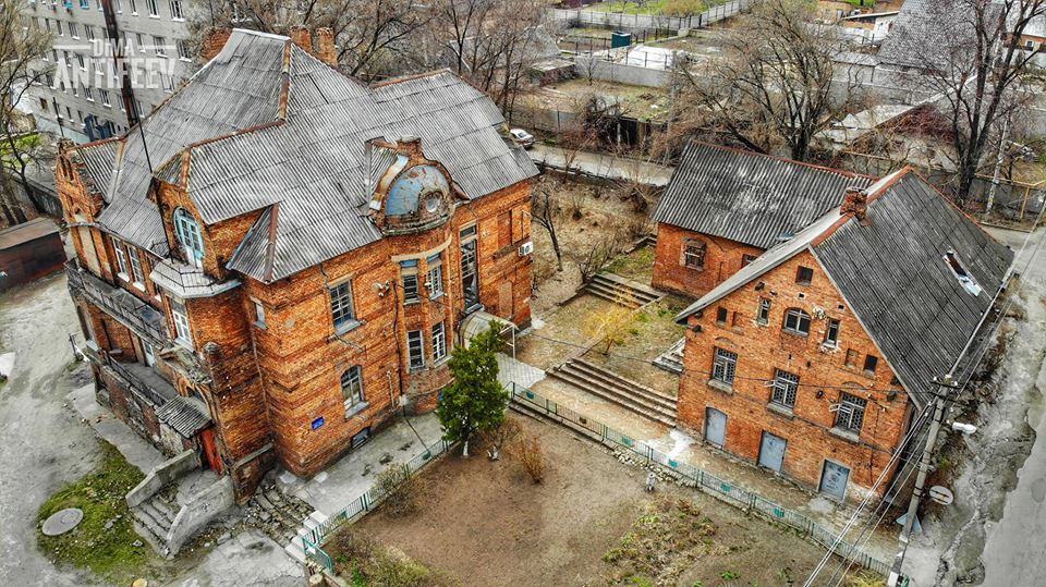 В Запорожье разрушается памятник архитектуры (ФОТО)