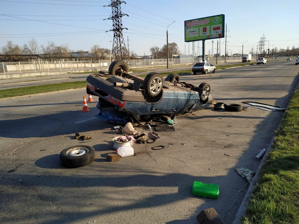В Запорожье на Набережной на крышу перевернулось авто (ФОТО)