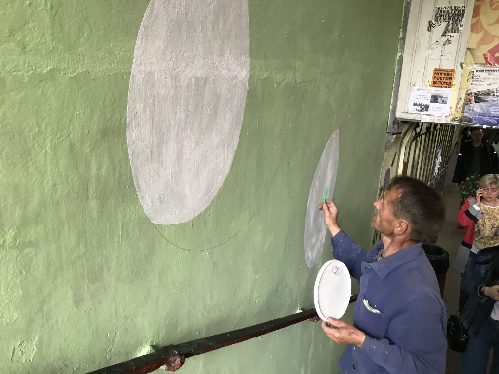 В Запорожье активист снова разукрашивает переход (ФОТО)