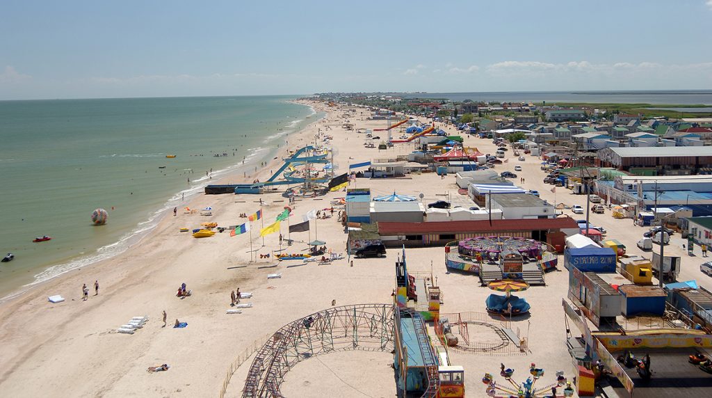 Чучело вниз головой: на запорожском курорте креативно встречают туристов (ФОТО)