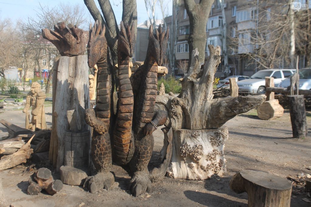 В Запорожье мужчина украсил двор скульптурами из дерева (ФОТО)