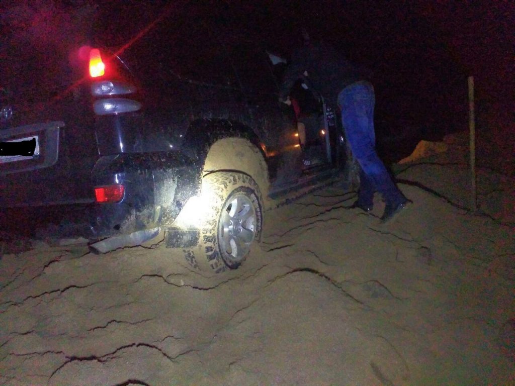 В Запорожской области авто застряло на берегу водохранилища (ФОТО)