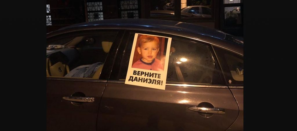 Мать малыша, которого украли в Запорожье, уже несколько дней живет под стенами посольства Дании в Украине (ВИДЕО)