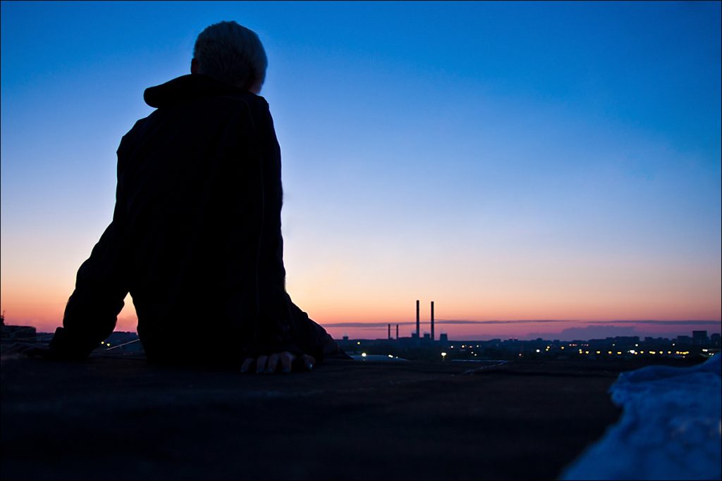 Жуткое зрелище: в Запорожье мужчина под воздействием препаратов залез на крышу многоэтажки (ВИДЕО)