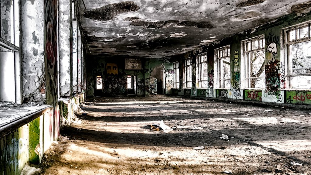 В Запорожской области сталкеры обнаружили школу на территории заброшенного завода (ВИДЕО)