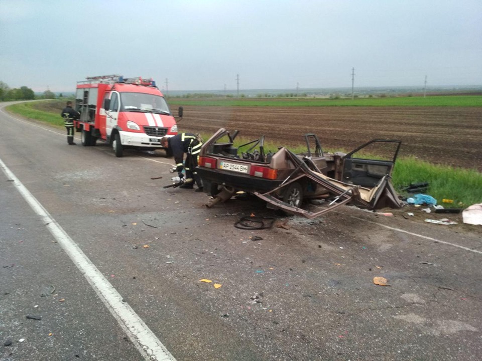 «Девятка» превратилась в груду металла: смертельное ДТП под Бердянском (ФОТО)