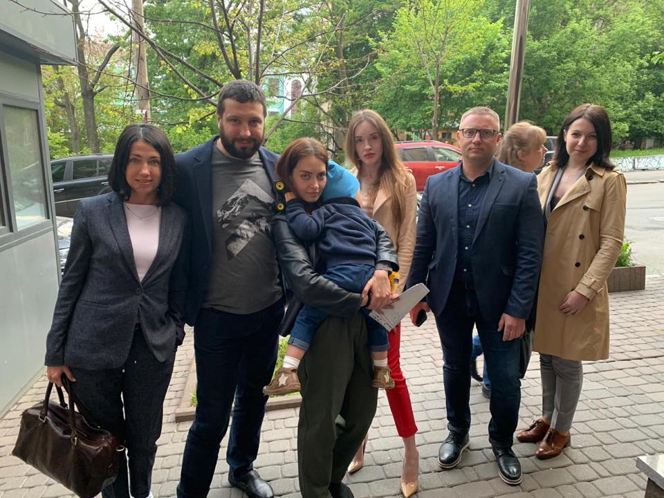 Запорожского мальчика, которого похитил отец-иностранец, отпустили из посольства Дании к маме