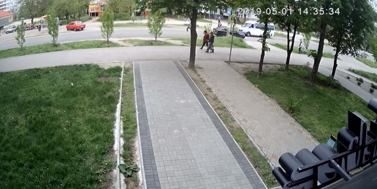 В сети опубликовали видео, как маршрутка в Запорожье сбила девушку