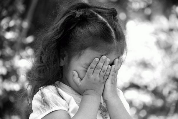 Сутки в запое: в Запорожье над пьяной матерью плакал маленький ребенок (ВИДЕО)