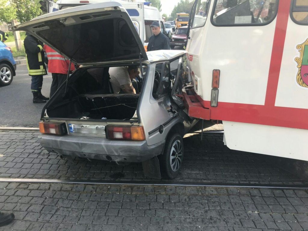 В центре Запорожья трамвай смял легковушку (ФОТО)