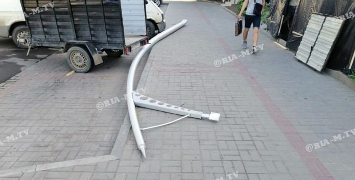 В Запорожской области водитель BMW сбил световую опору (ФОТО)