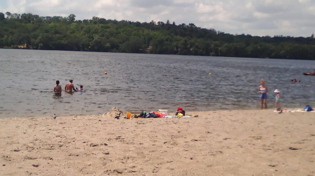 В Запорожье на центральном пляже в Днепр сливают канализацию (ВИДЕО)