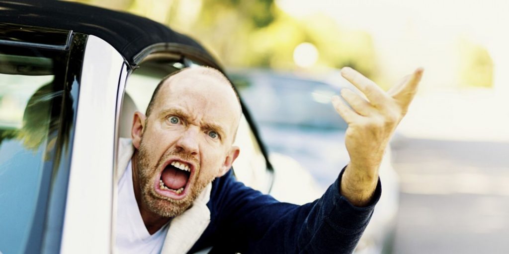 В Запорожской области водитель автобуса пытался выбить окна пенсионеру (ВИДЕО)