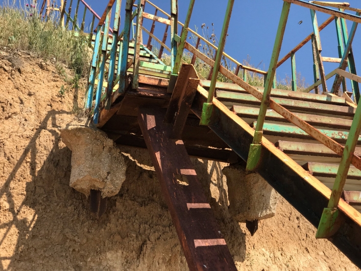 На курорте в Запорожской области люди спускаются на пляж по аварийной лестнице (ФОТО, ВИДЕО)