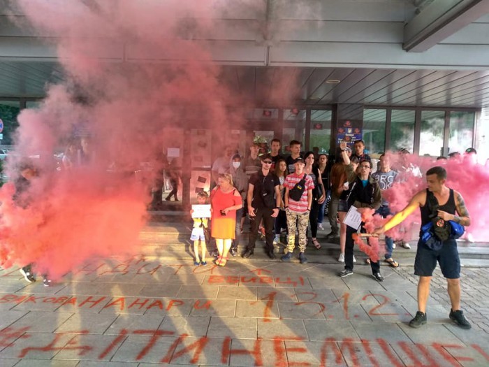Дымовые шашки и надпись «Убийцы» у стен запорожской полиции: горожане вышли на пикет (ФОТО)