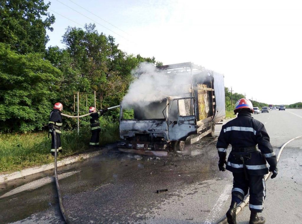 Сгоревший грузовик на запорожской трассе: стали известны подробности (ФОТО, ВИДЕО)