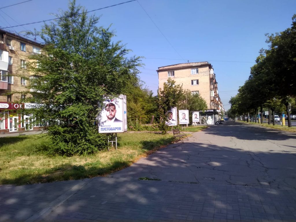 Пустоваров во всей красе: из-за билбордов с заммэром обрезают деревья (ФОТО)