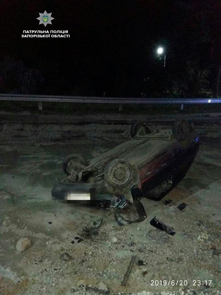 В Запорожской области пьяный водитель перевернулся на трассе (ФОТО)