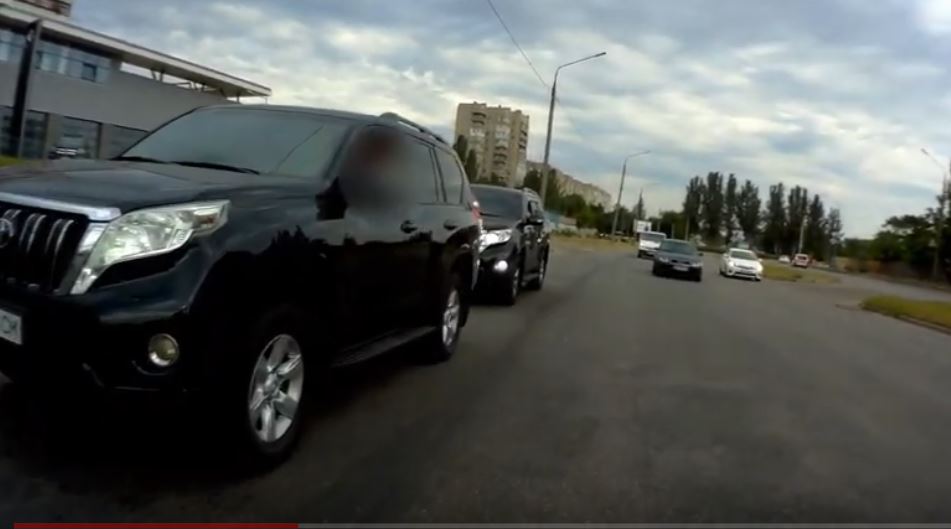 На водителей двух «PRADO», заблокировавших на трассе авто полиции, составили 5 протоколов (ВИДЕО)