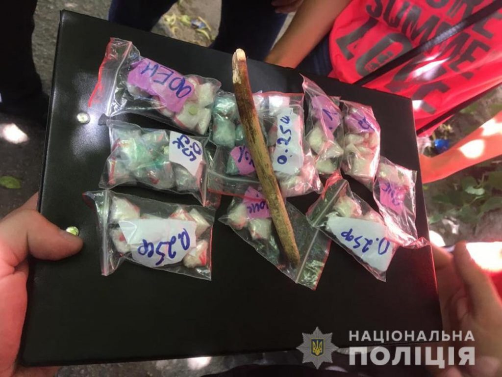 В Запорожье задержали закладчицу, распространявшую «ЛСД» и «метамфетамин» (ФОТО)