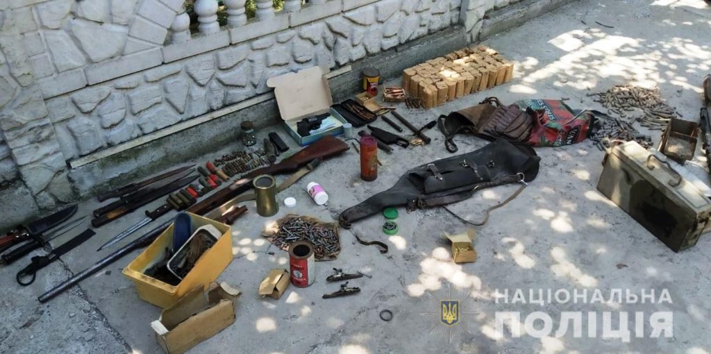 В Запорожской области мужчина хранил дома оружие и боеприпасы (ФОТО)
