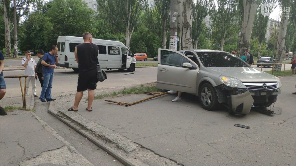 В Запорожье маршрутка врезалась в иномарку (ФОТО)