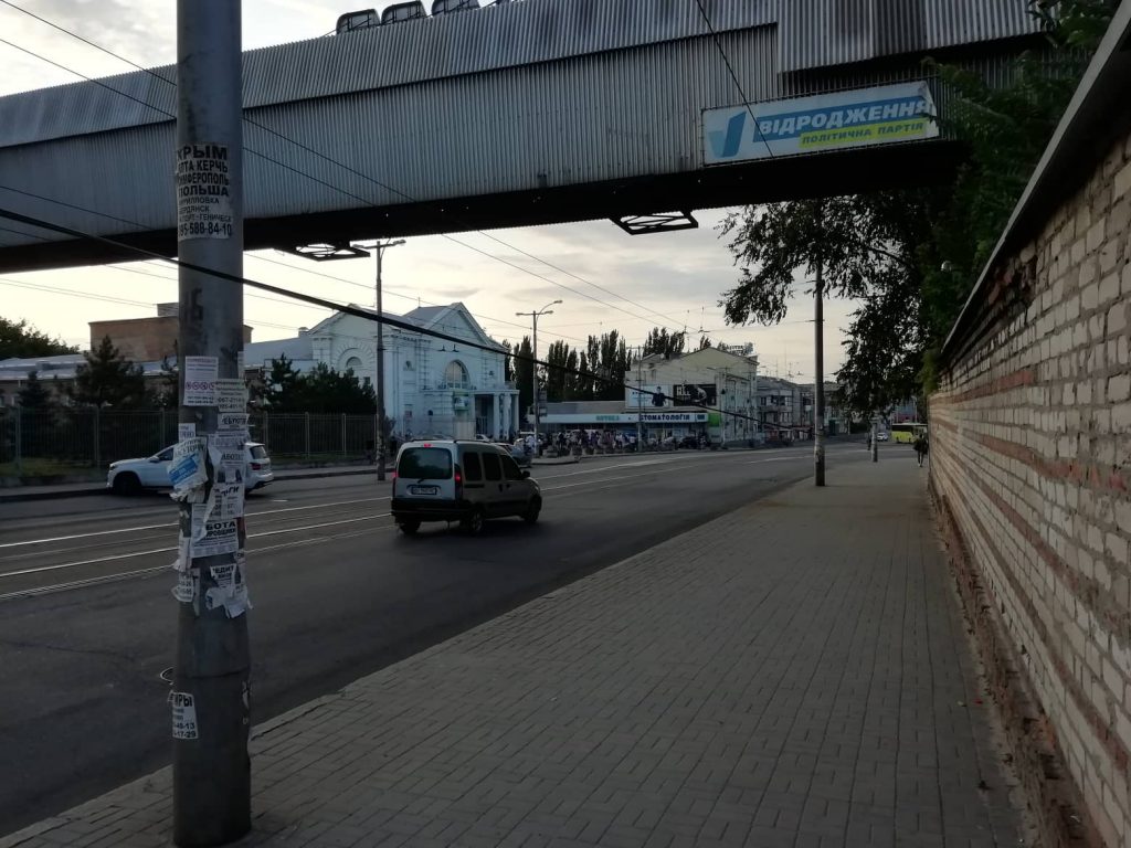 В Запорожье на пр. Соборном свисает электропровод (ВИДЕО)