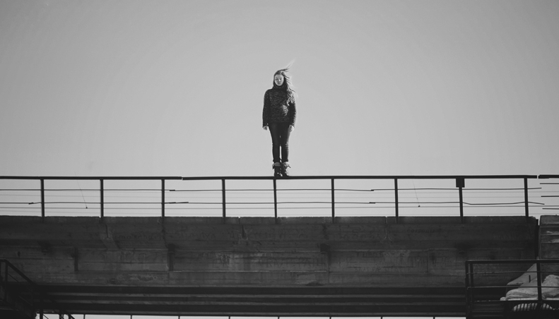На недостроенном мосту спасали девушку, которая пыталась свести счеты с жизнью (ВИДЕО)