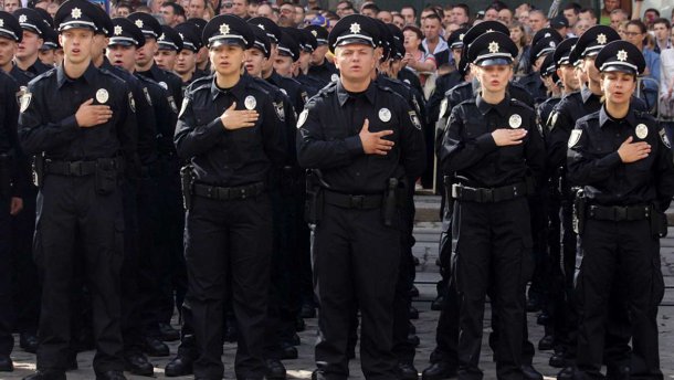 Запорожские полицейские требовали у женщины 10 тысяч долларов за возврат изъятого имущества (ФОТО)