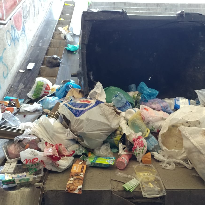 Подземный переход возле стадиона ЗАЗ превратили в свалку мусора (ФОТО)