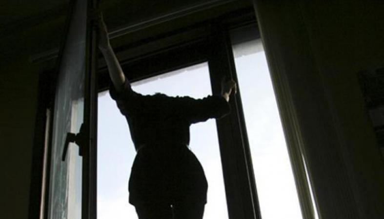 В спальном районе Запорожья с 9-го этажа выпала молодая девушка