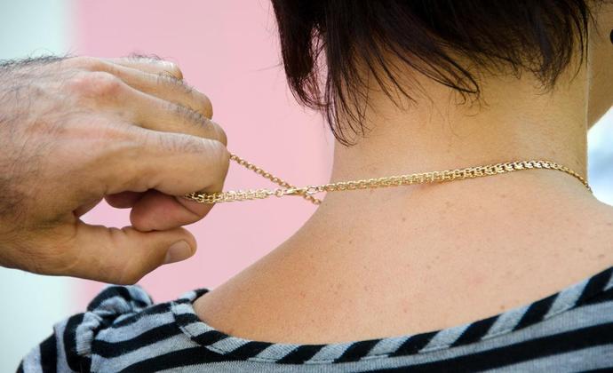 Зірвав золото з жінки: у Бердянську поліцейські оперативно затримали вуличного грабіжника