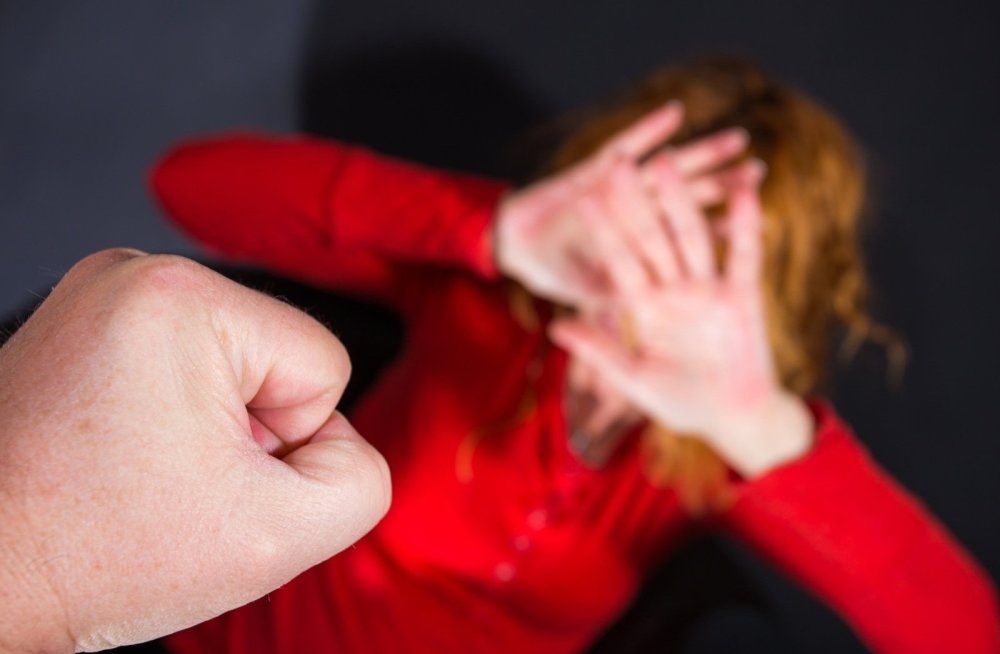 В Запорожской области 25-летний сын избил свою мать и двух соседей