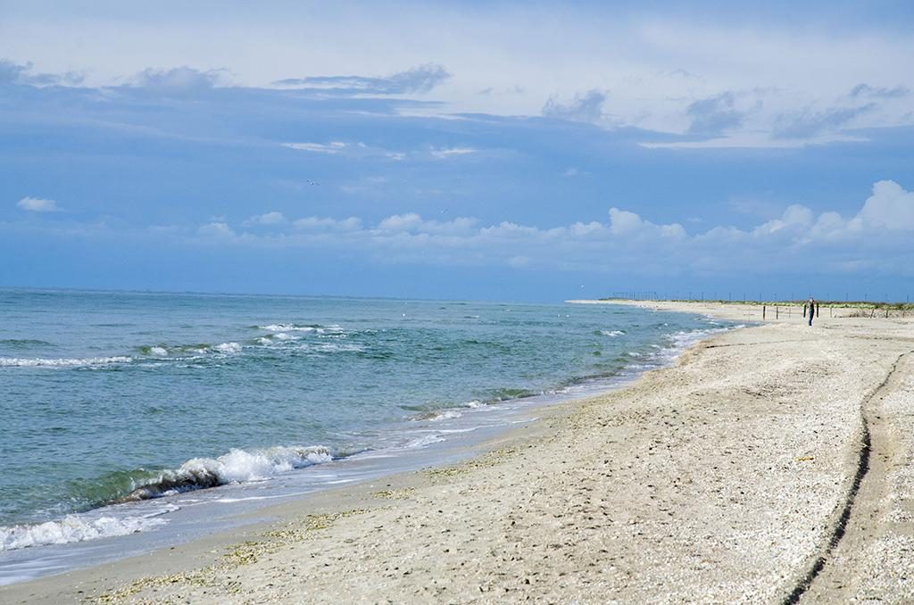 Экскурсия по Бирючему: десятки автомобилей и остров под прицелом квадрокоптера (ВИДЕО)