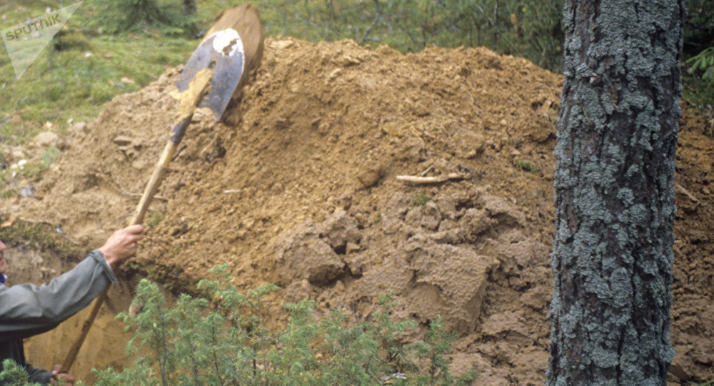 В Запорожье мужчину засыпало землей и обломками асфальта