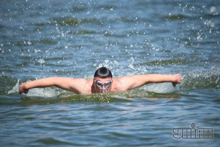 Километр за 22 минуты: блогер из Мелитополя переплыл Днепр (ВИДЕО)