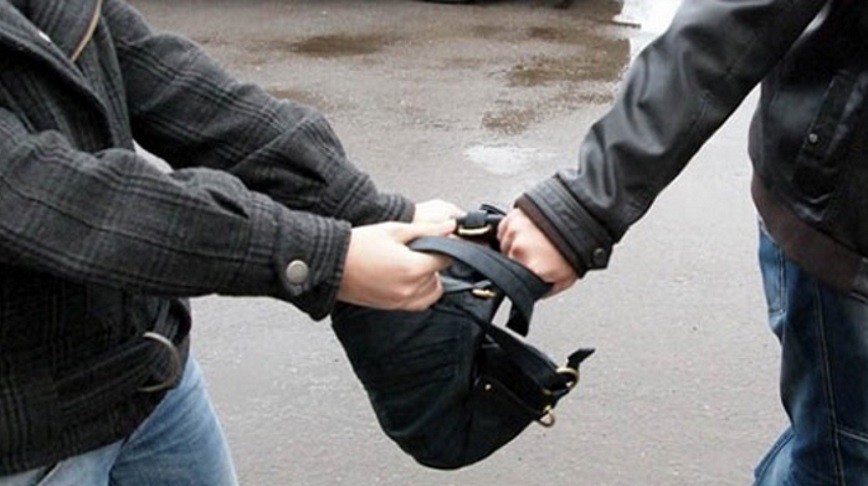 В Запорожье очевидцы и полиция оперативно задержали уличных грабителей