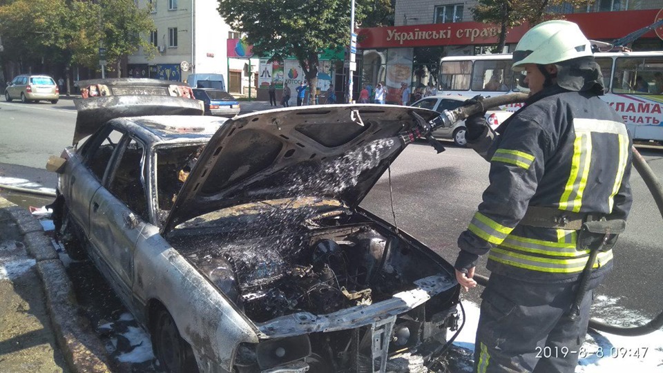 В Запорожье на ходу загорелся автомобиль: появились подробности (ФОТО, ВИДЕО)