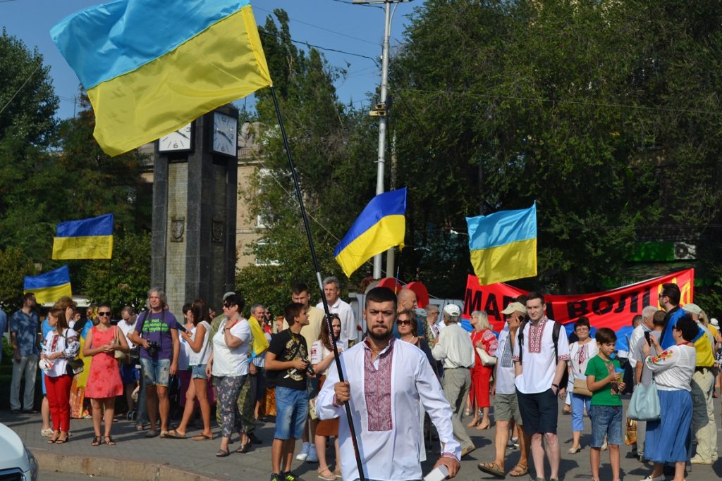 Двумя колоннами по проспекту: как запорожцы празднуют День Независимости (ФОТОРЕПОРТАЖ)