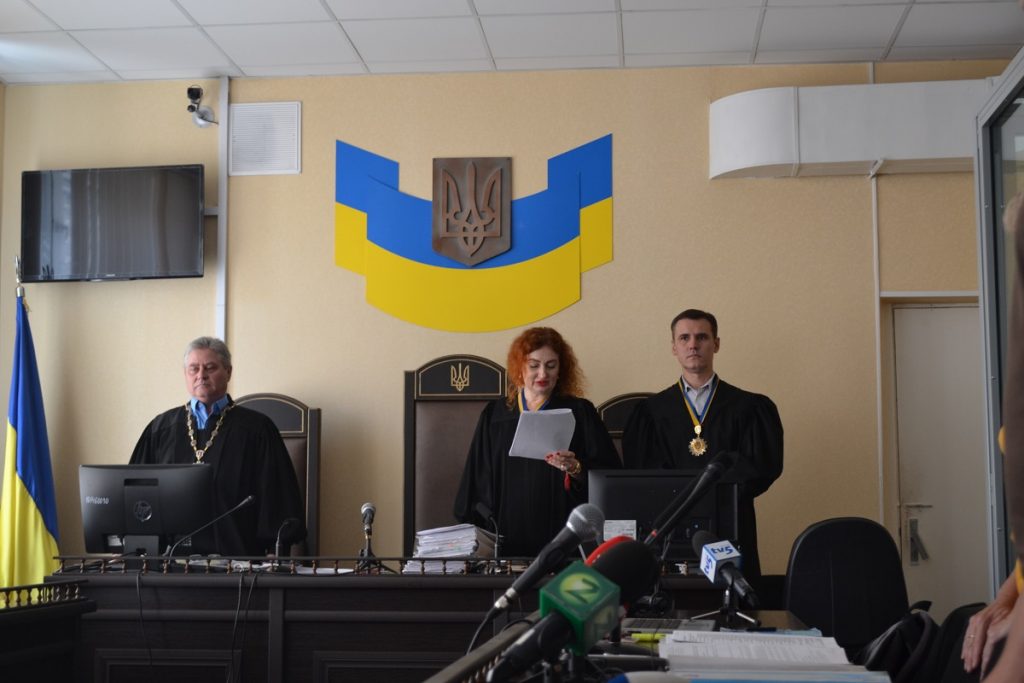 В скандальном деле Бутрименко, из-за которого погибли 10 спецназовцев, судья взял самоотвод (ФОТОРЕПОРТАЖ)