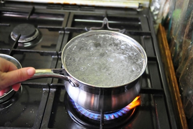 Девушку, которую парень облил кипятком в Запорожье, прооперируют. Нужна помощь