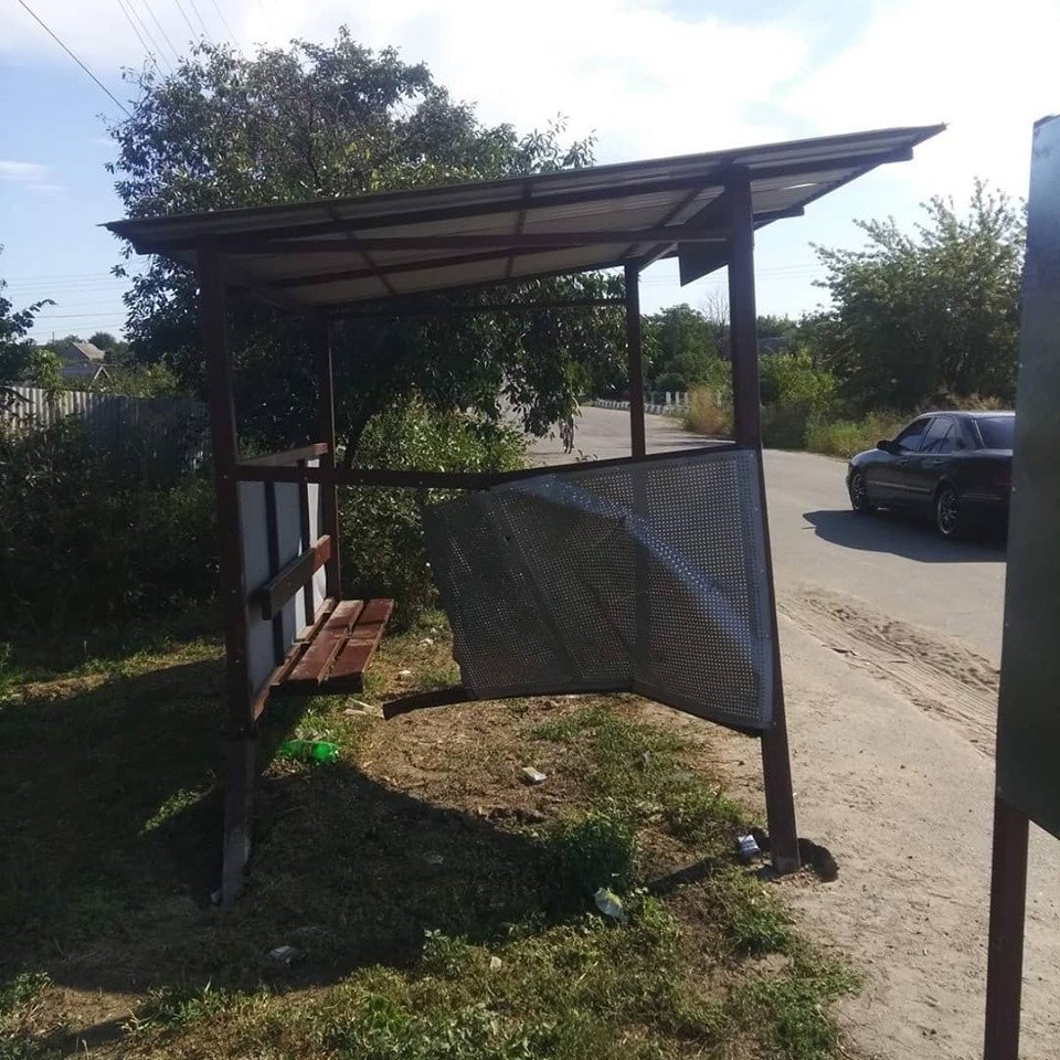 В Запорожской области микроавтобус врезался новую остановку (ФОТО)