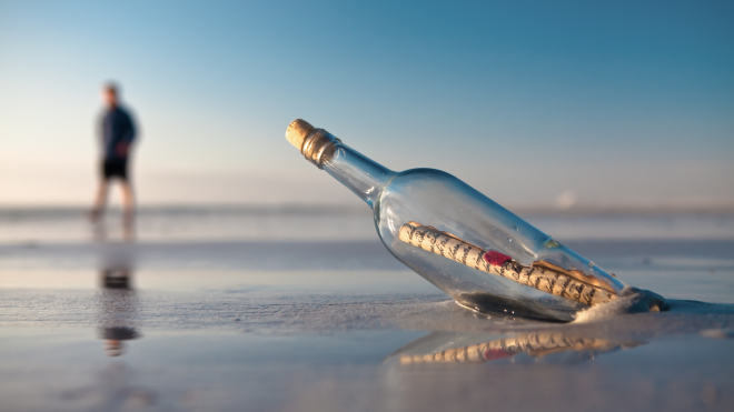 На Запорожском курорте отдыхающие выловили из моря послание в бутылке (ФОТО)