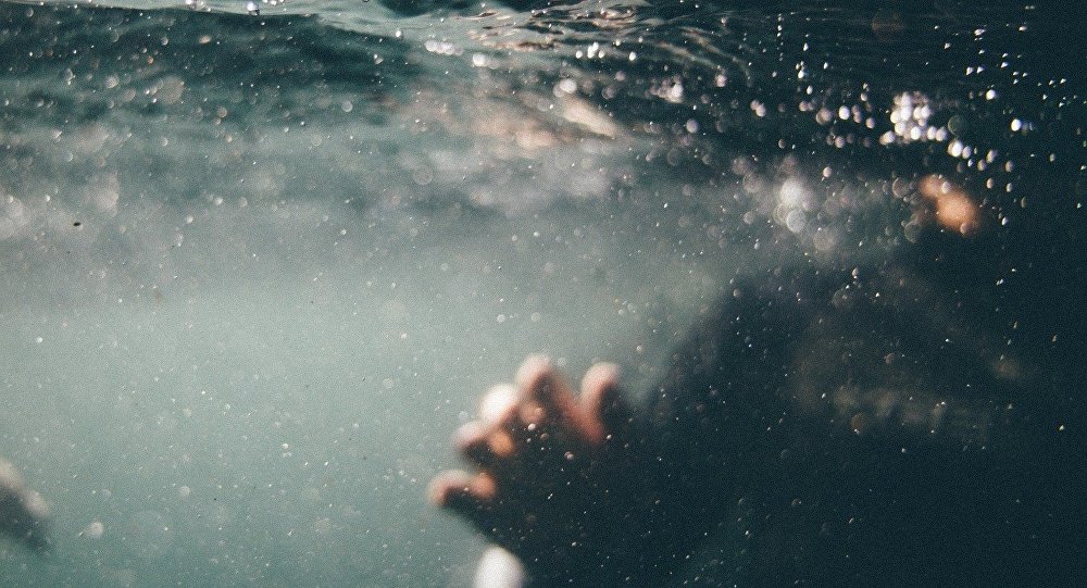 В Кирилловке на берег выбросило труп: шторм забрал еще одну жизнь (ВИДЕО)