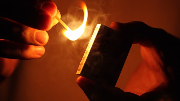 На Запоріжжі чоловік підпалив свою гостю та заховався вдома у матері