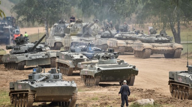 Десятки танков и артиллерия: возле Донецкой области засняли большую колонну техники (ВИДЕО)